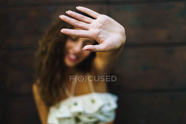 Mujer cubriendo la cara con la mano - foto de stock