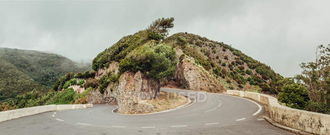 Кривая дорога в горах — стоковое фото