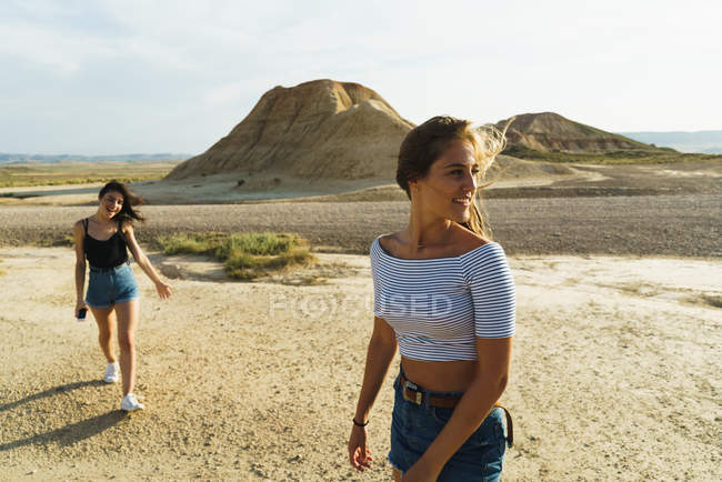 Femmes posant dans les collines sablonneuses — Photo de stock