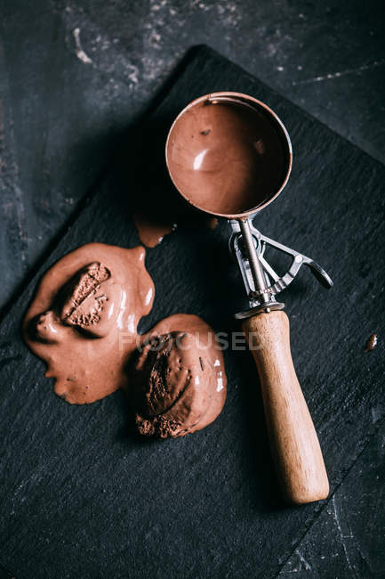 Crème glacée au chocolat en cuillère — Photo de stock
