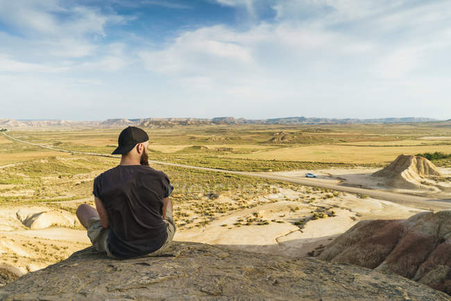 Man relaxing on cliff — Stock Photo