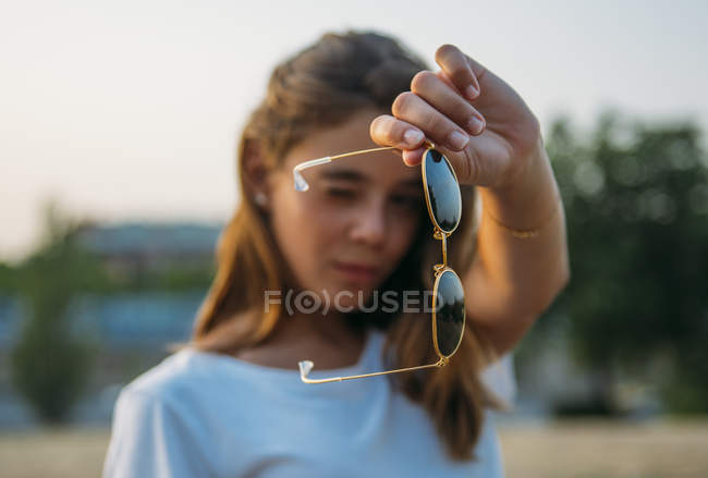 Гарненька жінка показує окуляри — стокове фото