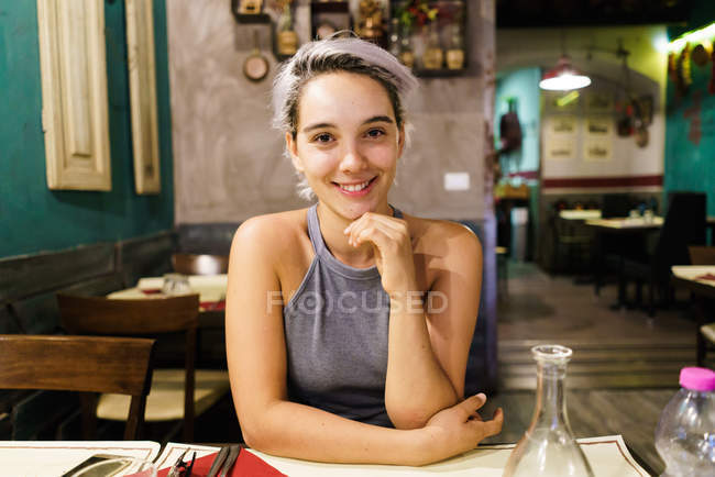 Jeune femme posant dans un bar — Photo de stock