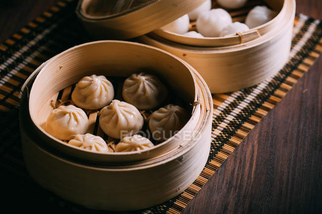 Dumplings caseros en vapor de bambú - foto de stock