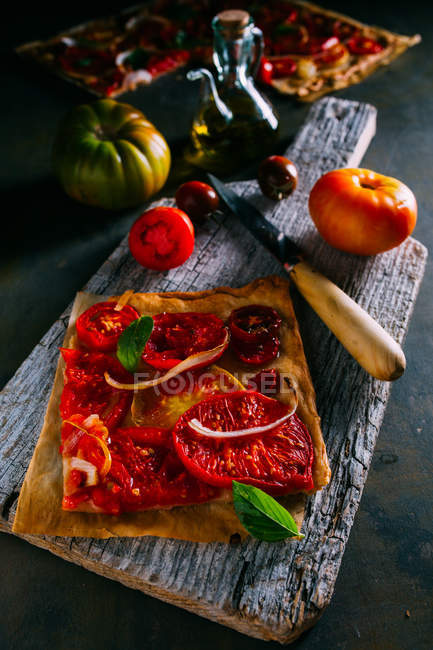 Tomato tart with onion and basil — Stock Photo