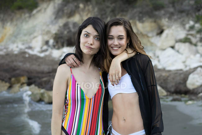 Meninas elegantes posando na praia — Fotografia de Stock