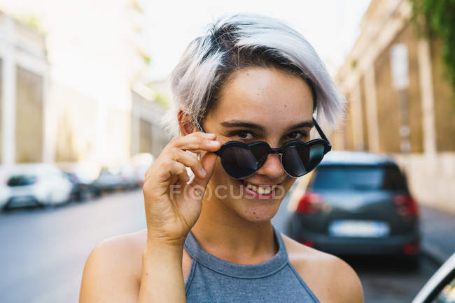 Donna ridente posa in strada — Foto stock