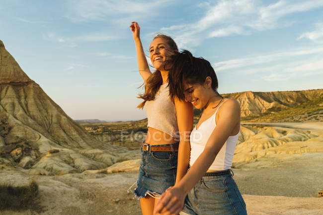 Mujeres felices caminando en la colina - foto de stock