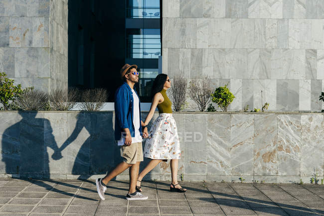 Caminhada de casal na cidade — Fotografia de Stock