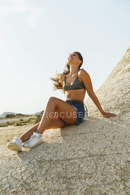 Femme attrayante sur le terrain — Photo de stock