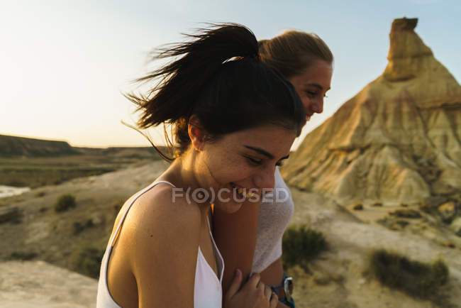 Femmes heureuses marchant sur la colline — Photo de stock