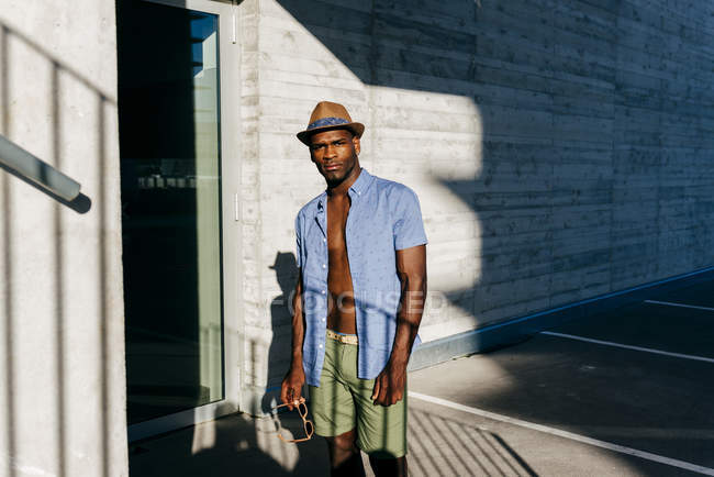 Elegante preto homem posando no rua — Fotografia de Stock