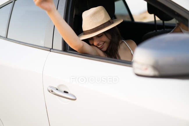 Красива жінка в машині — стокове фото