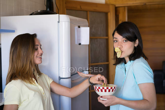 Two girls having snack — Stock Photo