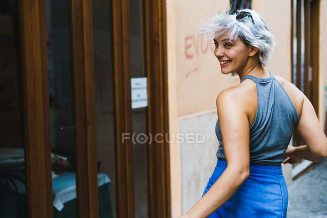 Смеющаяся девушка на улице — стоковое фото