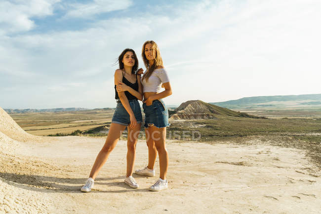 Счастливые женщины позируют на холме — стоковое фото