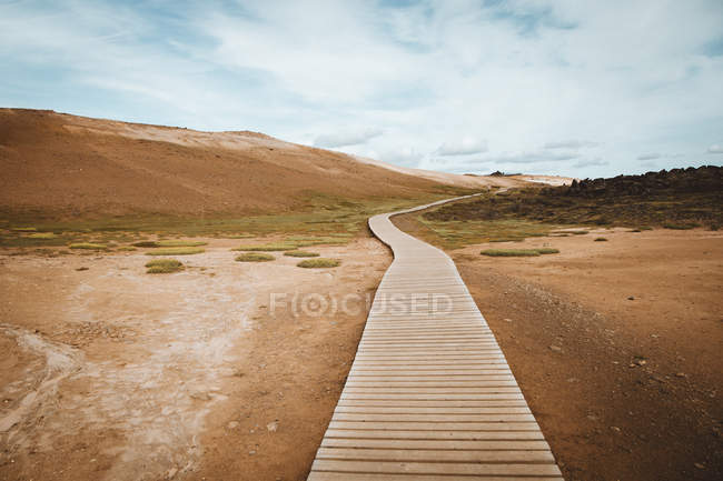 Caminho coberto no terreno — Fotografia de Stock