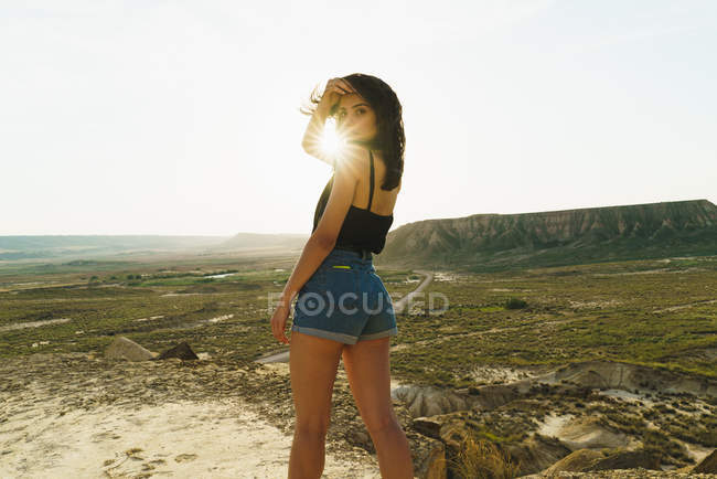 Красивая женщина на скале — стоковое фото