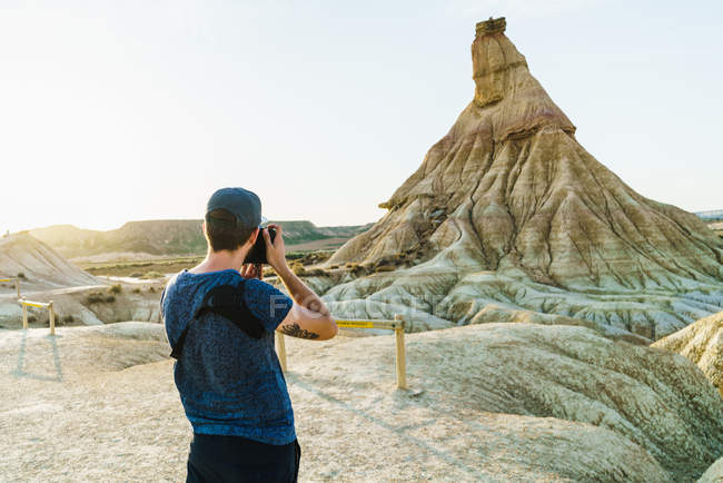 Photographer shooting cliff — Stock Photo