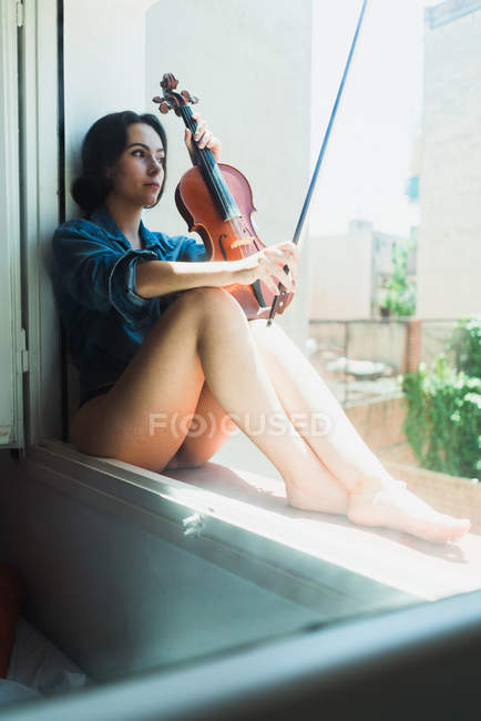 Modelo maravilhoso com violino na luz solar — Fotografia de Stock