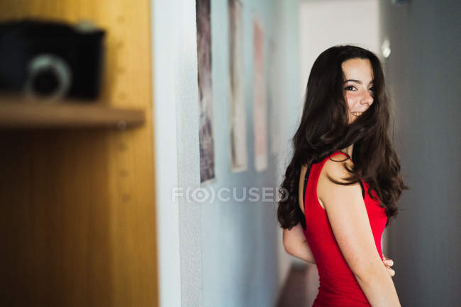 Bella donna in posa in corridoio — Foto stock