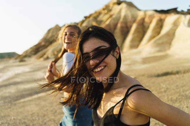 Mulheres bonitas andando na colina — Fotografia de Stock