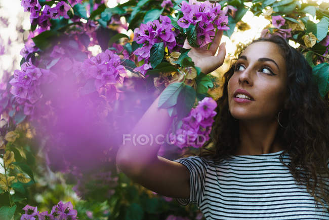 Чуттєва дівчина в квітучих деревах — стокове фото
