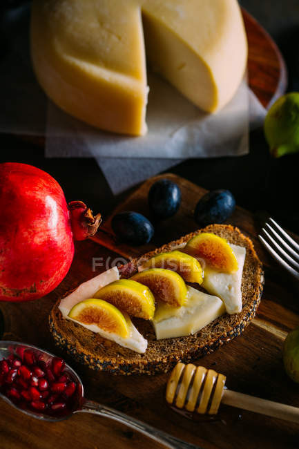 Toast with bread and figs — Stock Photo