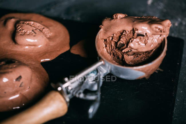 Sorvete de chocolate em colher — Fotografia de Stock