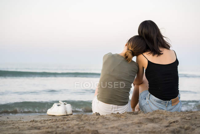 Visão traseira de meninas na praia — Fotografia de Stock