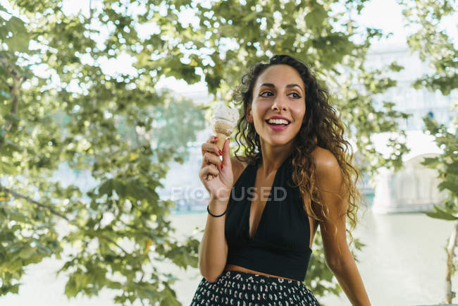 Voyageur joyeux avec cône de crème glacée — Photo de stock