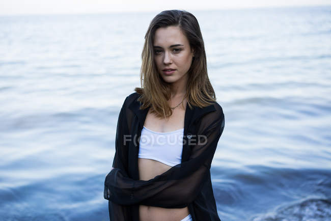 Joven mujer sensual posando en la playa - foto de stock