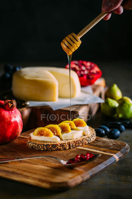 Toast with bread and figs — Stock Photo