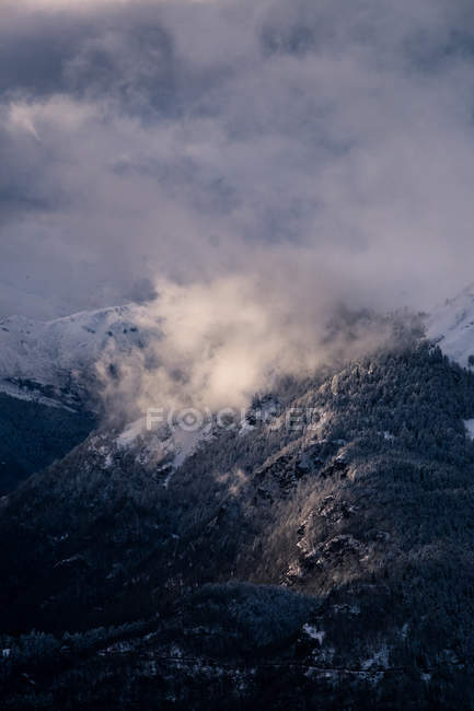 Pico de montaña nublado - foto de stock