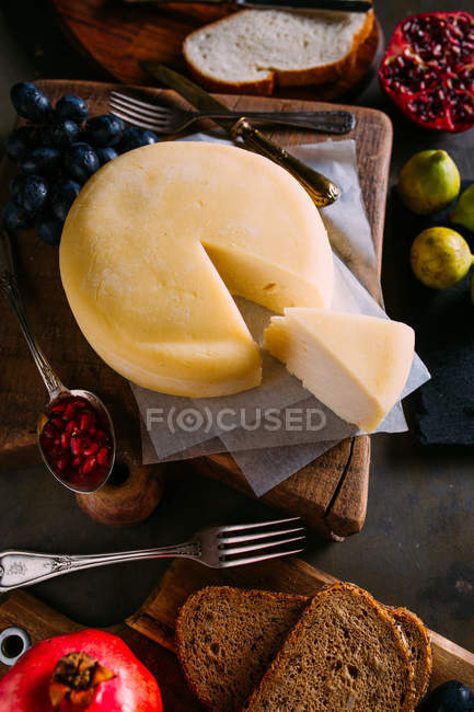 Queijo com alguma fruta e pão — Fotografia de Stock