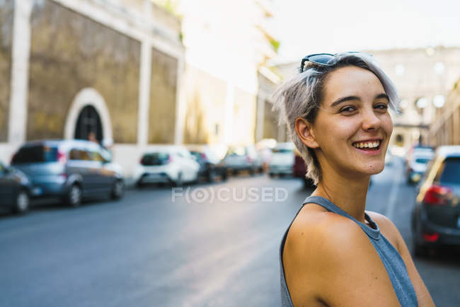 Mujer sonriente posando en la calle - foto de stock