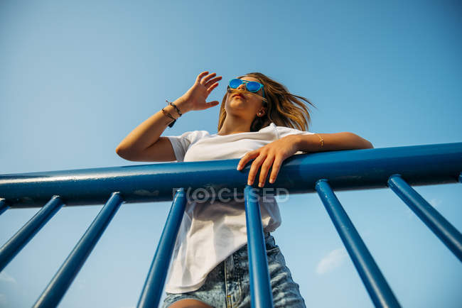 Frau steht am Geländer — Stockfoto