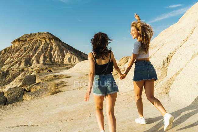 Mulheres felizes andando na colina — Fotografia de Stock