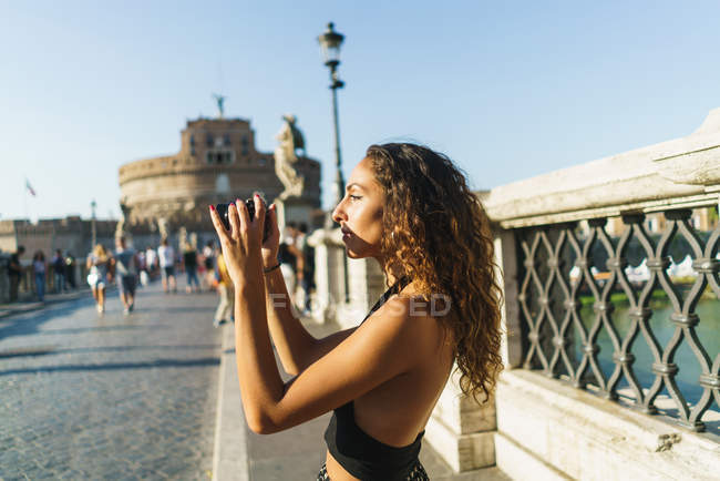 Woman taking photo of sightseeing — Stock Photo