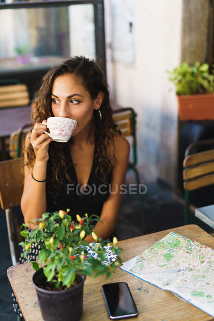 Жінка відпочиває в кафе під час подорожі — стокове фото