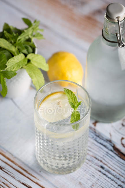 Bebida de verão com limão e hortelã — Fotografia de Stock