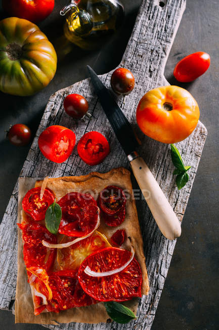Томатный пирог с луком и базиликом — стоковое фото
