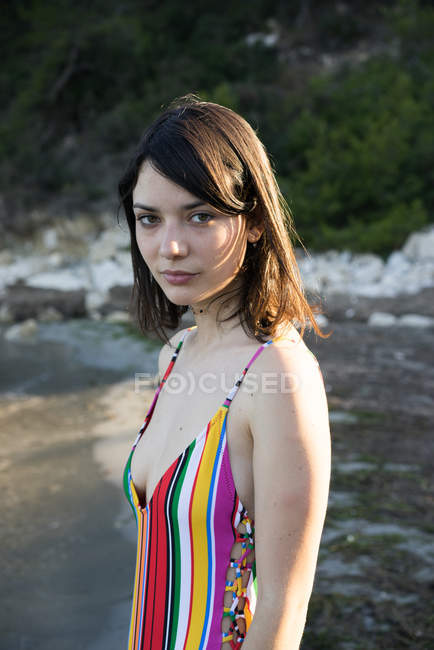 Молодая чувственная женщина позирует на пляже — стоковое фото
