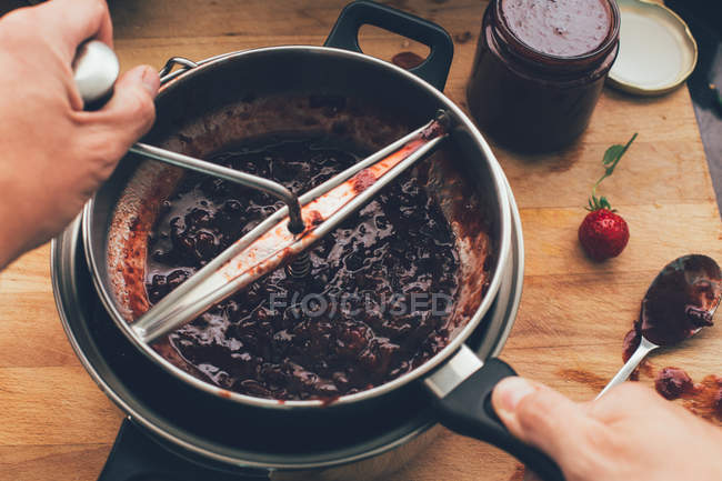 Preparação de geléia caseira de morangos — Fotografia de Stock