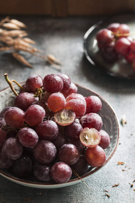 Purple grapes in rustic atmosphere — Stock Photo