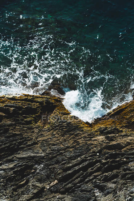 Raue Felsen und Wellen — Stockfoto