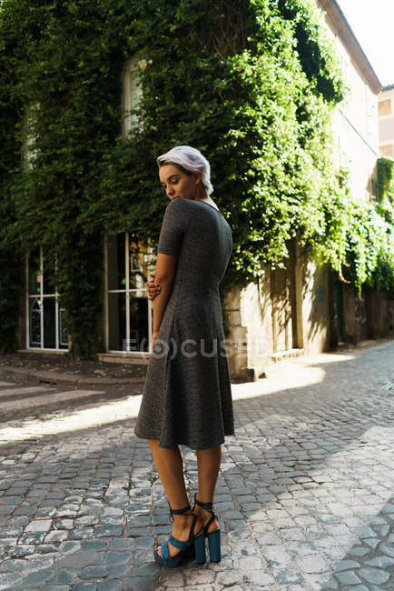 Frau posiert auf Straße — Stockfoto