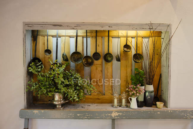 Ниша в кухне с различным декором — стоковое фото