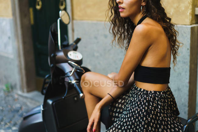 Mulher elegante corte em scooter — Fotografia de Stock