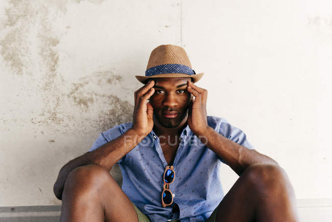 Stylish man posing with hat — Stock Photo